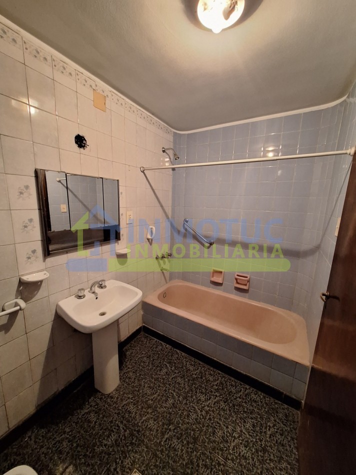 CASA EN VENTA GRAL. PAZ AL 600 - BARRIO SUR - 3 BAÑOS 4 DORMITORIOS COCHERA FONDO Y GRAN POTENCIAL DE AMPLIACION 