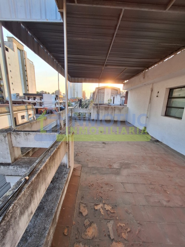 CASA EN VENTA GRAL. PAZ AL 600 - BARRIO SUR - 3 BAÑOS 4 DORMITORIOS COCHERA FONDO Y GRAN POTENCIAL DE AMPLIACION 