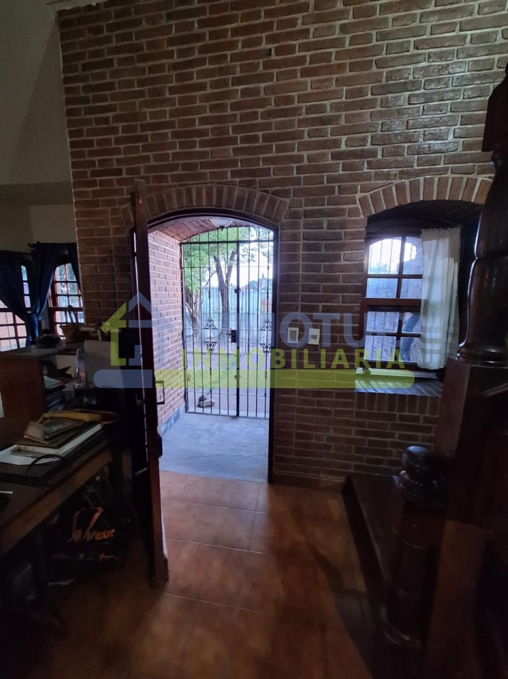 CASA ISABEL LA CATOLICA 1200  - 4 DORM 2 BAÑOS FONDO