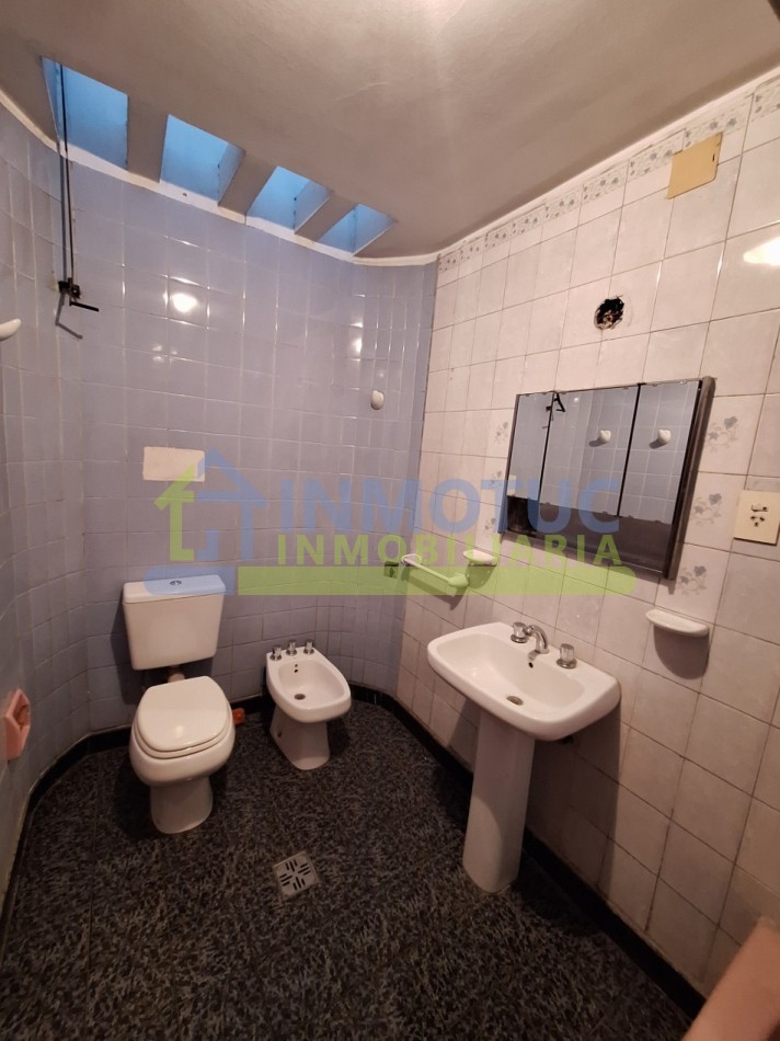 CASA EN VENTA GRAL. PAZ AL 600 - BARRIO SUR - 3 BAÑOS 4 DORMITORIOS COCHERA FONDO Y GRAN POTENCIAL DE AMPLIACION 