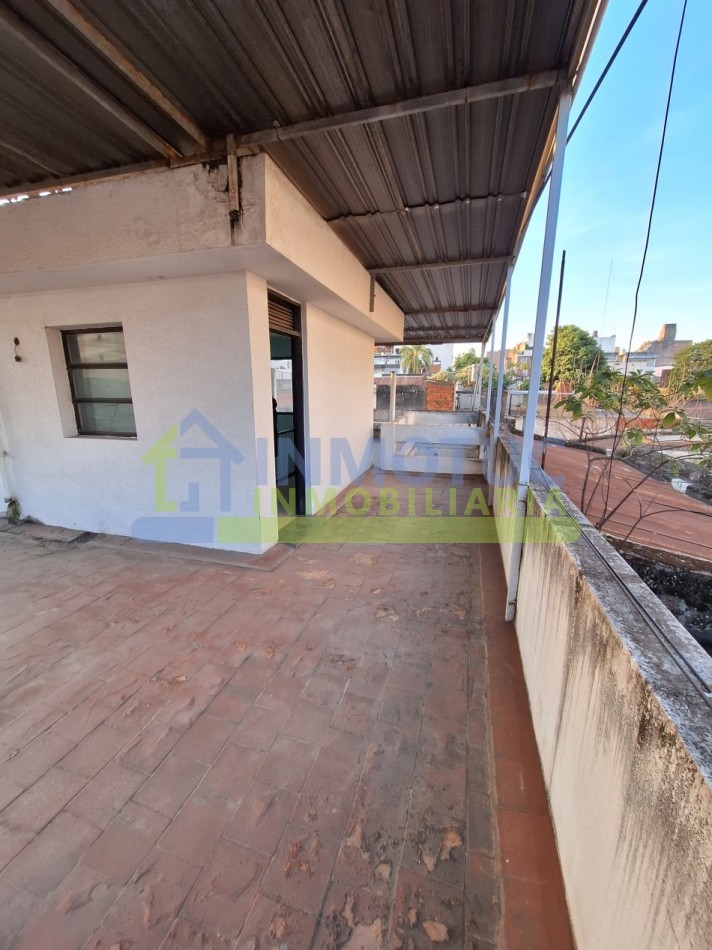 CASA EN VENTA GRAL. PAZ AL 600 - BARRIO SUR - 3 BAÑOS 4 DORMITORIOS COCHERA FONDO Y GRAN POTENCIAL DE AMPLIACION 