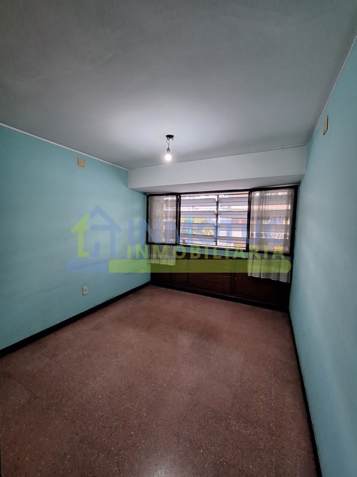 CASA EN VENTA GRAL. PAZ AL 600 - BARRIO SUR - 3 BAÑOS 4 DORMITORIOS COCHERA FONDO Y GRAN POTENCIAL DE AMPLIACION 