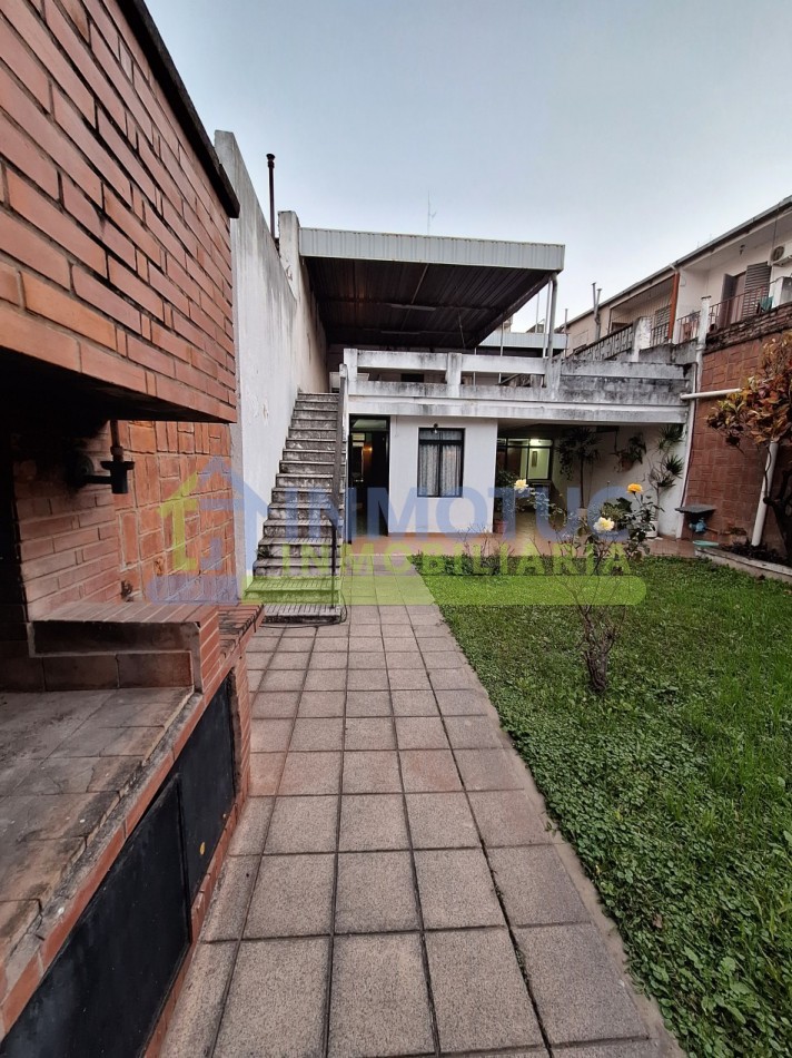 CASA EN VENTA GRAL. PAZ AL 600 - BARRIO SUR - 3 BAÑOS 4 DORMITORIOS COCHERA FONDO Y GRAN POTENCIAL DE AMPLIACION 